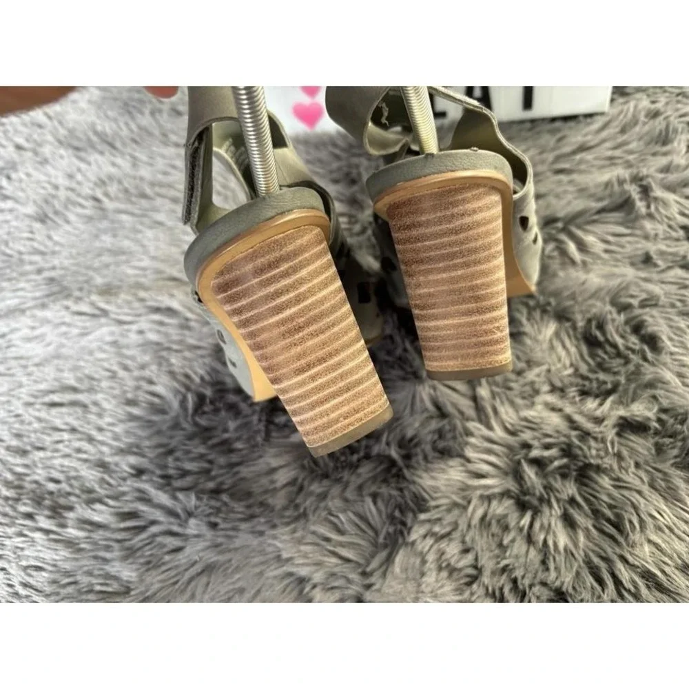Vince Camuto Womens 8.5 W Deverly chunky block‎ heels